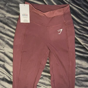 Gymshark - Superfina gymshark tränings tajts. Har aldrig använt pga att jag beställde dom i fel storlek. Prislappen finns kvar. Köpte dom för 1200kr och säljer ni för 399