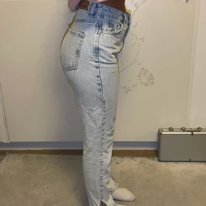 Ljusblå jeans  - Ljusblå jeans med slits, aldrig använt. Hela och i fint skick :)