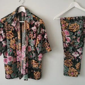 Blommiga suit från Monki - Ett favvo säljs pga det är dags att låta någon annan njuta av festen! Himla rolig suit från Monki med button upp topp i S, och byxor 32. Byxorna har elastisk midjaband, och fickor på sidorna.  Säljes ej separat, they stay together! Mötes upp umeå, alt frakt vid kostnad. 