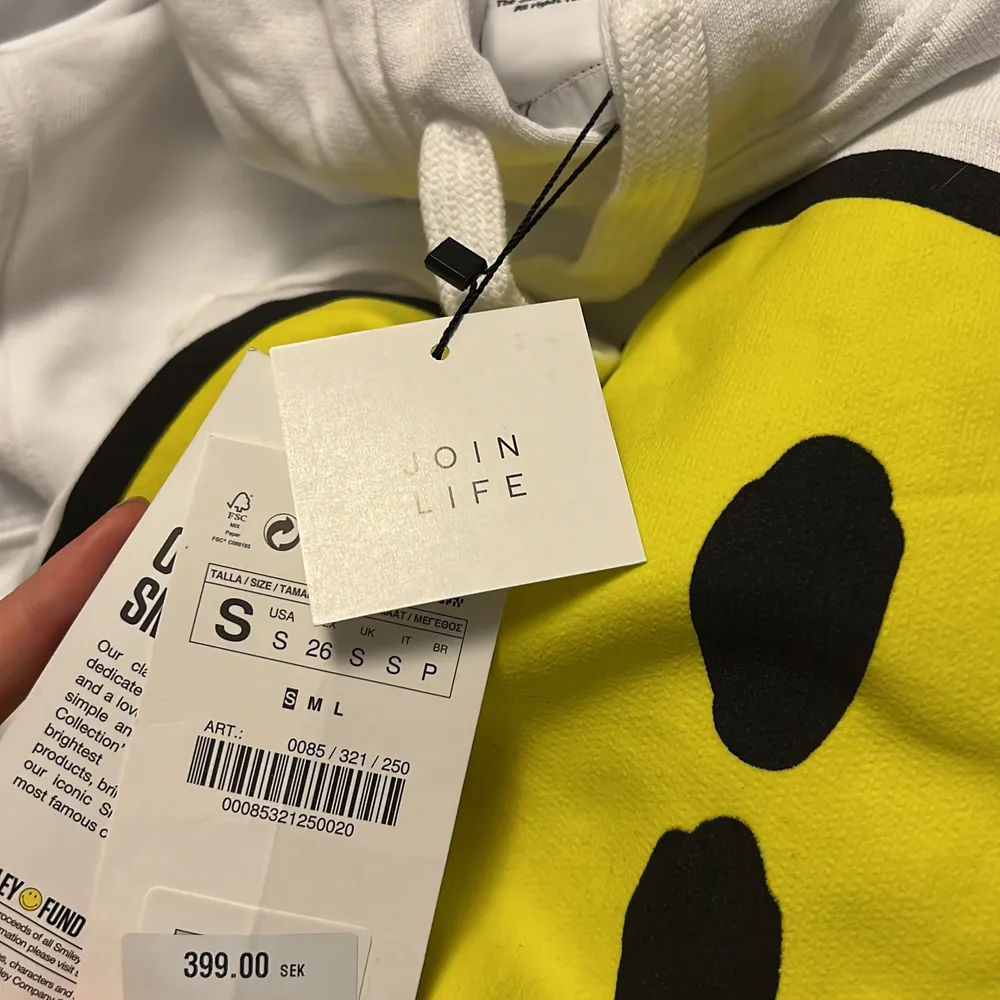 Säljer denna hoodie från zara som inte finns att köpa längre. den har en stor emoji i fram och 6st mindre emojis på ryggen. den har alla prislappar kvar och därav aldrig heller använd. ordinarie pris 399kr. Hoodies.