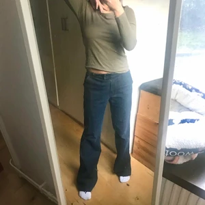 jeans  - mörkblåa lågmidjade jeans med kardborreband💪💪 