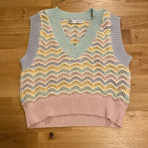 Väst Zara - Så fin typ stickad väst från Zara. Säljs då den inte kommer till användning, använd typ 2 gånger så nyskick💗 Köpt för 359 säljer för 160 plus frakt.(66kr)