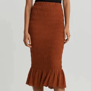 Kjol  - Säljer min fina bruna kjol som aldrig kommit till någon användning. Storlek: 36