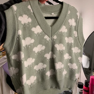Stickad väst - Jättegullig mintgrön stickad väst från Shein i storlek M, säljer pga kommer ej till användning. Nypris var 239kr men Säljer för 50kr o frakten bestämmer du helt själv!!💚🌦✨