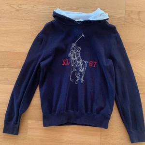 Ralph Lauren tröja, 200 + frakt - Tröjan är i mycket bra skick och är i storleken XL för barn, sitter som S i vuxenstorlek. Frakt betalas av köparen (79 kr). Pris kan diskuteras.