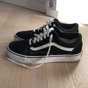 Vans i ”old skool” modellen 👟 Väldigt bra skick och funkar till allt 😍