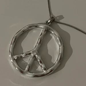 Peace halsband  - Peace halsband i silverfärg,Köparen står för frakten