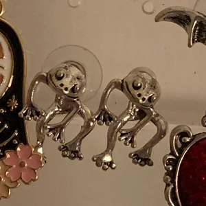 grodor örhängen  - sååå gulliga 