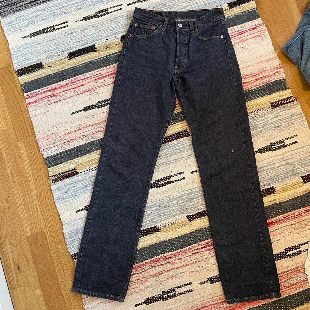Snygga Levis jeans i en cool mörkblå färg. Har en litenliten fläck som ej går bort ovanför knät. Midjemått: 75 cm. Innerbenslängd: ca 83 cm. . Jeans & Byxor.