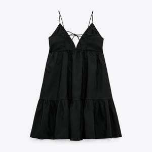 Säljer denna svarta klänningen från zara. Köpt i somras men knappt använd så i mycket fint skick. Frakt på 66 kr tillkommer, köparen står för frakten🥰