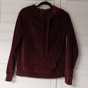 Vinröd hoodie  - Vinröd hoodie i plysch 