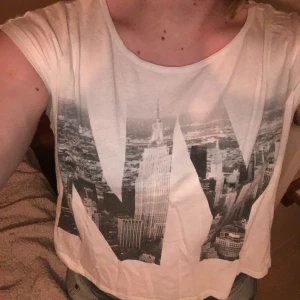 Pösig t-shirt  - Luftig t-shirt i kortare modell med tryck. Är strl xs men mer som en s/m. Köper man fler plagg så kan jag skicka det i samma paket om det önskas 