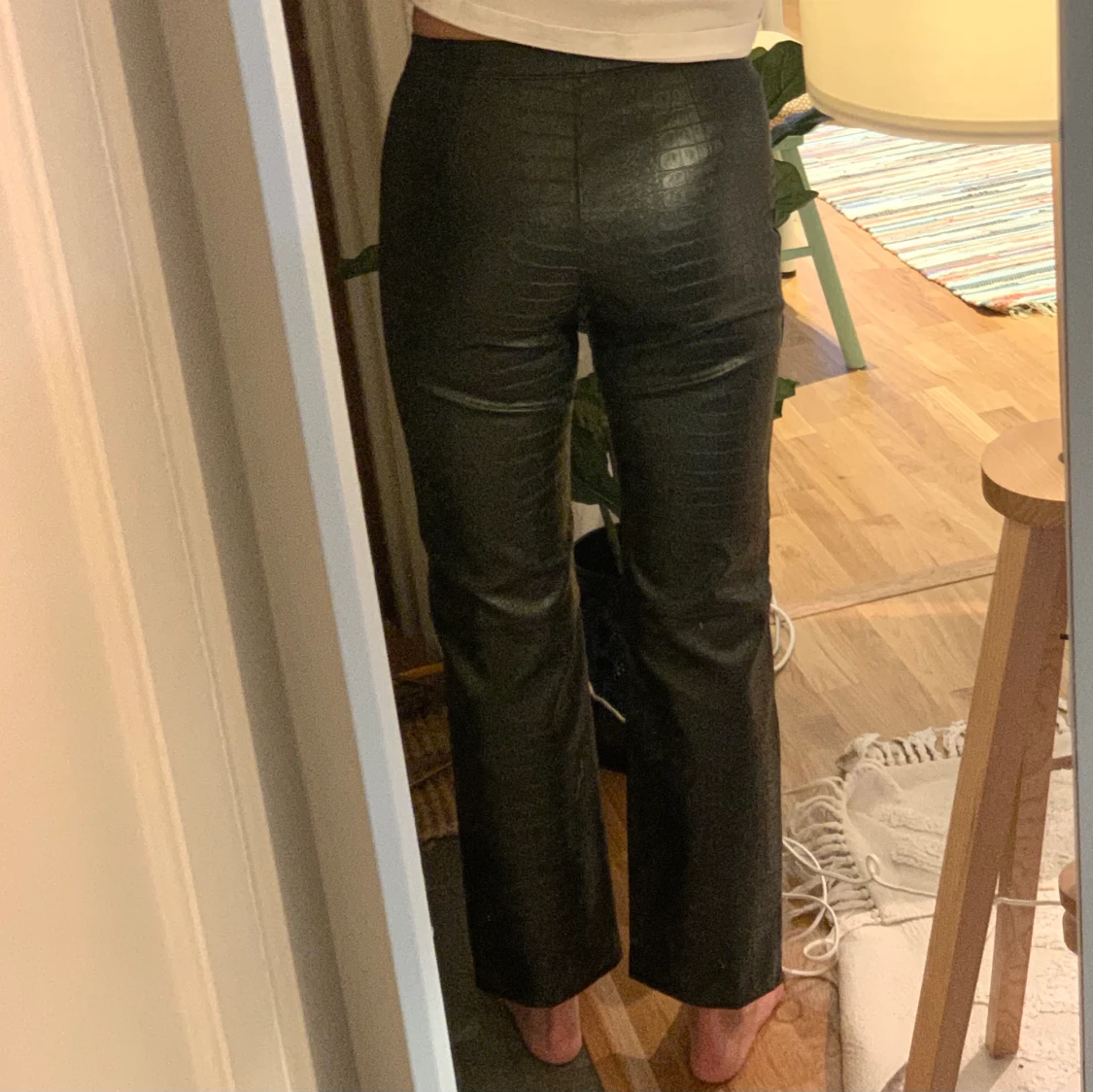 Svarta byxor i skinnimitation - 90