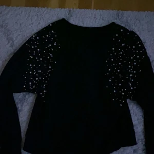 Tröja - Jag säljer dennna pärltröjan som är använd ganska många gånger men det är inget fel på tröjan (I nyskick) Jag vet inte vart den är ifrån eftersom att lappen är bortklippt vilket leder till att jag heller inte vet storleken. Men tröjan passar som en storlek S på mig.💓