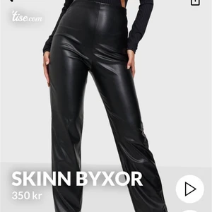 Skinnbrallor  - Ett par snygga fake skinnbrallor från Nelly, köpta i november! Säljer pga att de ej kommer till användning! Gratis frakt!