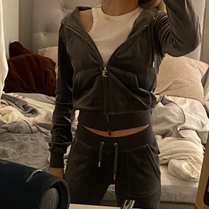 Mörkgrått Juciy Couture set - Säljer bara tröjan då jag vill köpa ett par byxor istället. Prislappen är kvar och har bara provat den (då bilden togs). Kan tänka mig att byta till ett par byxor i en annan färg i storlek xxs. Skriv om ni är intresserade eller har frågor❤️