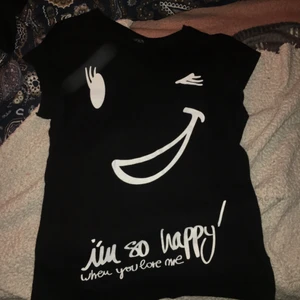 T-shirt med dubbeltryck - T-shirt med ett tryck på framsidan och ett på baksidan. Köper man fler plagg så kan jag skicka det i samma paket om det önskas 