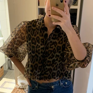 Leopardmönstrad blus med puffärm - 🤎