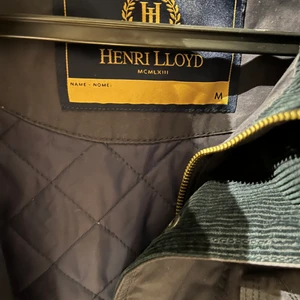 Henri Lloyd jacka  - Säljer denna vår/höstjacka från Henri lloyd.  Storlek M . Vattenavstötande och en gömd luva i kragen.  Skick :använd men gott skick 