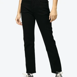 Levis 501 - Säljer mina fina svarta levis jeans köpa på Levis förra sommaren. Råkade tvätta dem så jag får inte på mig dem. Inte lika stretchiga som förut men väldigt bra skick. Jag står för frakt⚡️