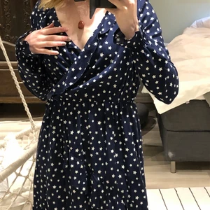 Blå stjärn klänning - Stjärn klänning från hm, den är i barnstorlek 164-170 men passar mig i s. Använd en gång⭐️