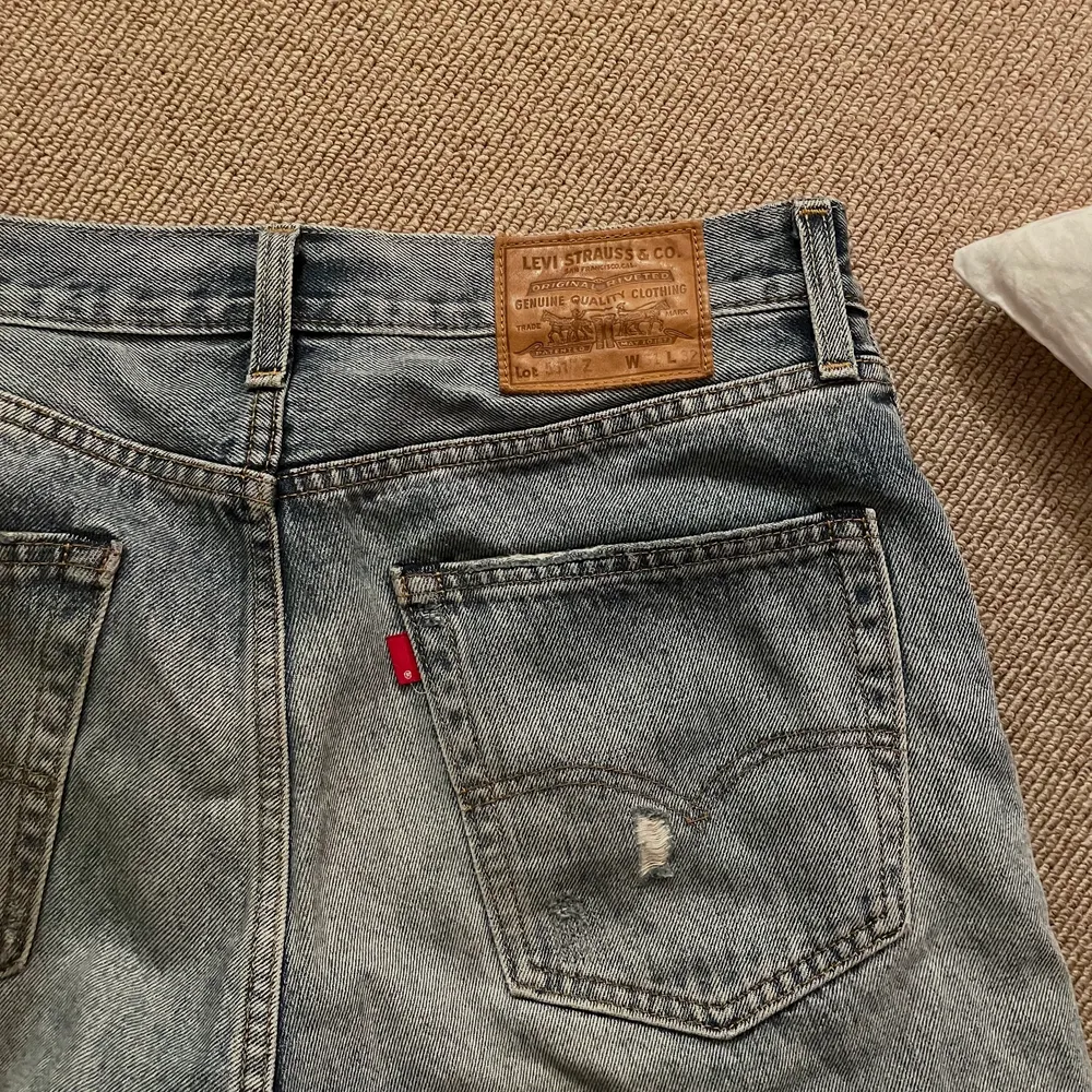 Säljer dessa Levis jeans 551 straight leg storlek 31x32. Jeansen är en herrmodell men passar utmärket som lågmidjade till tjejer 😊 köparen står för frakt!. Jeans & Byxor.
