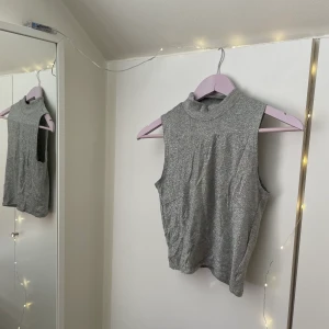 Glitter top - Glittrig top grön Gina i silver, bekvämt och mjukt material 