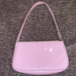 ⚡️jätte fin lila axelväska från H&M⚡️ - Säljer en jätte fin lila axelväska från H&M, (inte så mycket använd bara ngr ggr)⚡️❤️ fick den i present så vet inte hur mycket den kostade⚡️❤️