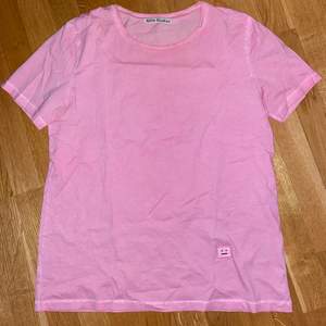 Funderar på att sälja min rosa Acne Studios-tshirt 💖 Obs: märket sitter längre ner på min, skickar gärna bilder! 🥰
