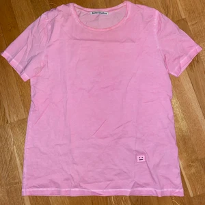 Acne Studios T-shirt Rosa - Funderar på att sälja min rosa Acne Studios-tshirt 💖 Obs: märket sitter längre ner på min, skickar gärna bilder! 🥰