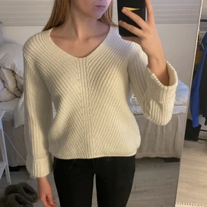 Stickad vit tröja  - Super fin vit stickad tröja i storlek S. Nypris 250kr💕