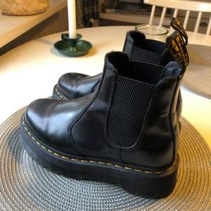 Ett par nästan helt nya dr martens använd Max 5 gånger!!! Köptes för 2500kr 