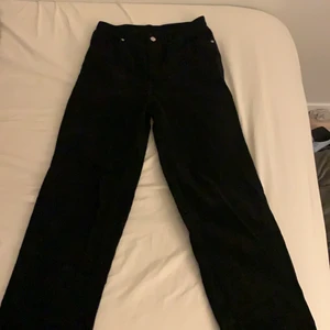 Manchesterbyxor  - Svarta manchesterbyxor från monki, storlek 38. Högmidjade och vida. Om du har frågor är det bara att skriva till mig, pris går oftast att diskutera 🥰🥰