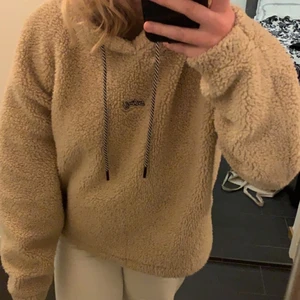 Teddytröja - En väldigt mysig teddytröja från Carlings! Säljer den just för att den nästan aldrig har kommit till användning för mig. 