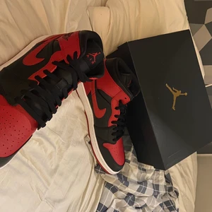 Air Jordan 1 Banned (helt oanvända) - som sagt helt oanvända, precis som i butik bara mycket billigare. Kostar i butik ungefär 1800-1900. storlek 44/45. Säljer pga vill köpa nya skor