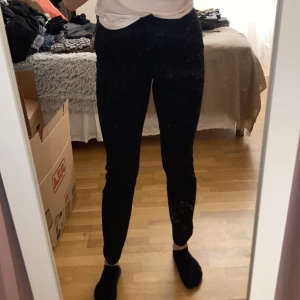 Långa kostymbyxor  - Långa kostymbyxor från H&M i strl 36, aldrig använda och lapp finns kvar.  Vid frågor är det bara att skriva!🥰  Nytvättad! 