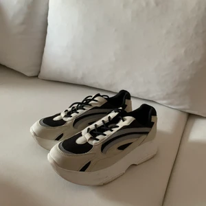 Din sko chunky sneakers st 39 - Detta är ett par nästintill oanvända chunky sneakers från din sko. Skorna har en ca 5 cm hög sula och är väldigt bekväma. Skorna säljs för 100kr och köparen står själv för frakten. Betalning sker via Swish💗