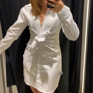 Klänning zara - Jättefin klänning från zara, med knyte i midjan. Kan knytas både fram eller bak. Fin till student eller liknande! 