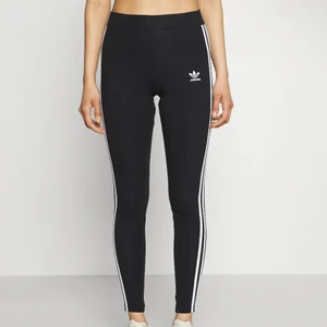 Adidas thight - Helt oanvända med prislapp och paketering kvar. Fick dom i julklapp men tyävrr ingenting som kommer komma till användning. 