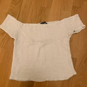 Vit Off-shoulder topp - Jättefin, vit off-shoulder topp från Brandy melville🤎🤎 Pris kan diskuteras! 