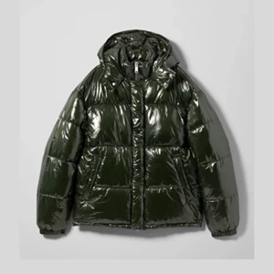 Weekday grön glansig jacka - Knappt använd, skriv prisförslag! Köpt för 500kr och frakt inkluderas inte i priset💞 Bud på 450+frakt