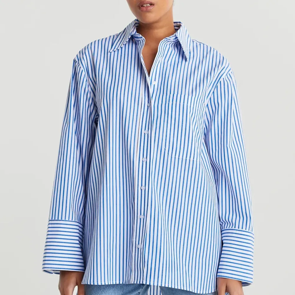 Oversized randig skjorta från Gina tricot i storlek 42. Skjortor.