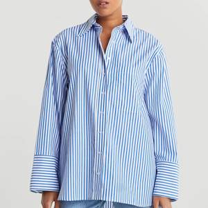 Oversized randig skjorta från Gina tricot i storlek 42