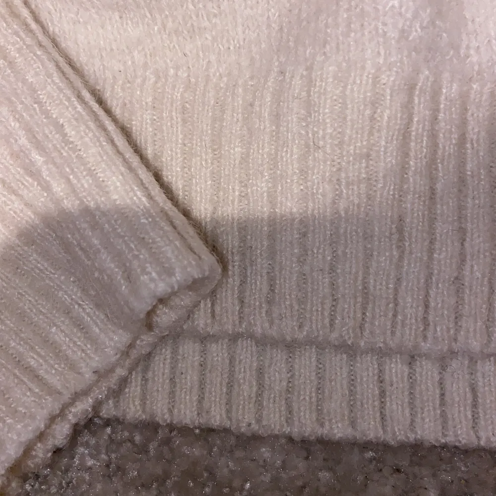 Vit stickad ull tröja från Lindex, använts ett fåtal gånger. Storlek M. Stickat.