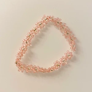 FLORA ARMBAND🌸 - Blommigt armband! Superfint när våren kommer samt sommar. Passar bra till allt! Man kan välja färg på blommorna om man skulle vilja det. Det blir totalt 65kr om man räknar med frakten!🌸🌸