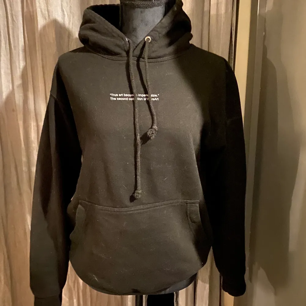 En svart hoodie med supersnyggt tryck på baksidan. I st S. Köpte för 500kr säljer för 300kr. Hoodies.