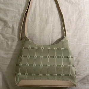 Vintage Väska - Söt vintage väska med ett justerbart band. Man kan bära väskan på olika sätt som ni ser på bilderna! (Ignorera min stökiga bakgrund) :) !!!KOLLA MIN BIO INNAN NI SKRIVER T MIG!!!