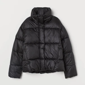 Puffer jacka  - Säljer denna slutsålda puffer jackan från H&M i storlek XS, men passar även större. Den har en mindre skråma på framsidan men det är inget som syns. Skicka ett pm vid frågor eller bilder 💗 BUD ÄR BINDANDE ‼️ köparen står för frakt. 