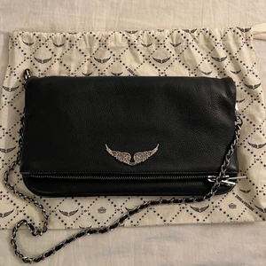 Zadig et Voltaire Väska  - Intressekoll på min fina zadig väska! Den är fortfarande i väldigt fint skick även fast den är använd ett flertal gånger. Dustbag, två kedjor i olika längder och äkthetsbevis medföljer. Nypris över 3000 kr. Själer vid bra bud!❤️