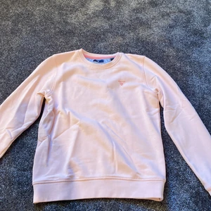 Gant sweatshirt  - Säljer min rosa gant sweatshirt som nästan aldrig är använd. Väldigt fint skick i storlek 158/164, säljer den för 200kr